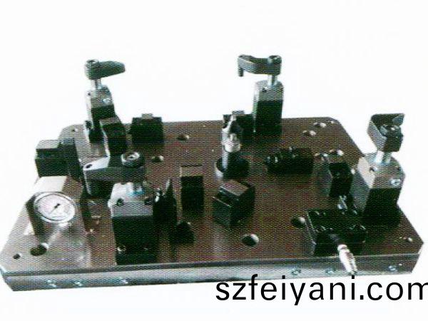 齒(chi)輪室罩(zhao)蓋液壓裌(jia)具